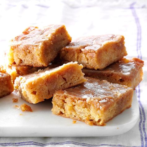 Glazed Apple-Maple Blondies Maple Blondies, Maple Desserts, Apple Blondies, Caramel Apple Crisp, Apple Glaze, Apple Maple, Bake Sale Recipes, Sweetened Whipped Cream, Blondies Recipe