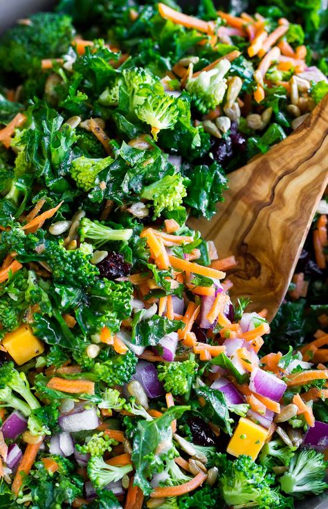 Broccoli Kale Salad with Lemon Dressing - Peas and Crayons Kale Salad Dressing, Salad Kale, Menu Sarapan Sehat, Kale Salad Recipes, Resep Salad, Salad Recipes Video, Diner Recept, Pasta Fatta In Casa, Kale Recipes