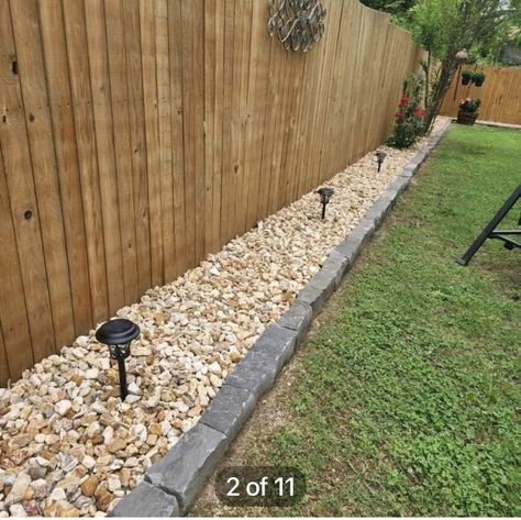 Gravel Fence Border Ideas, Rock Barrier Landscaping, Diy Home Landscaping Ideas, Backyard Barrier Ideas, Landscape Ideas Against Fence, Drainage Landscaping Ideas, Rock Border Along Fence, Rock Border Around Fence, Pea Gravel Patio Edging Ideas