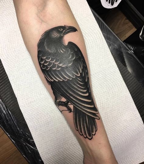 Traditional Crow Tattoo, Crow Tattoo Meaning, Black Crow Tattoos, Tattoos Gothic, Crow Tattoos, Rabe Tattoo, Crow Tattoo Design, Feminist Tattoo, Vogel Tattoo