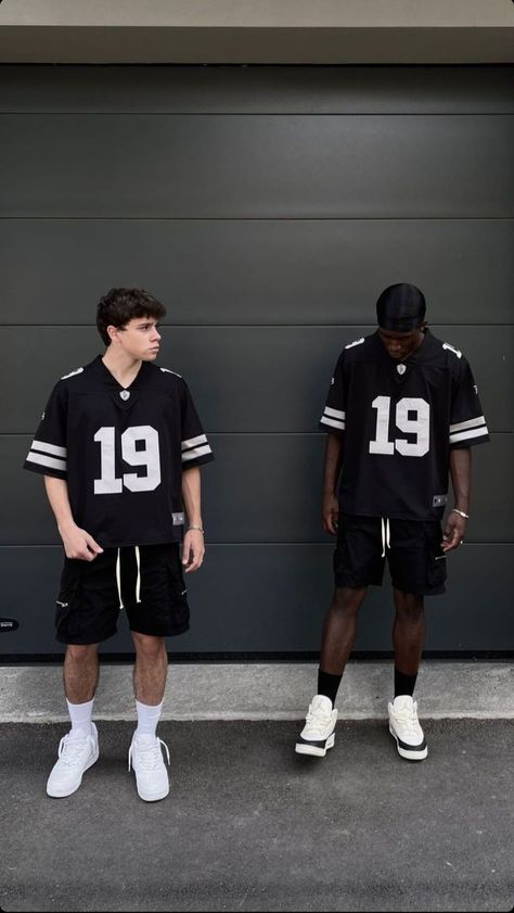 Baseball Shirt Outfit, Basketball Jersey Outfit, Full Black Outfit, Baseball Jersey Outfit, Black Shorts Outfit, Guys Fashion Casual, Football Jersey Outfit, Shirt Outfit Men, Nba Outfit