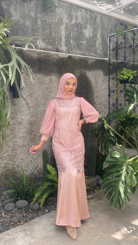 All pink made my day❤ Dress Kondangan Simple, Dress Kondangan Modern, Model Baju Hijab, Dress Kondangan Hijab, Outfit Ideas Muslim, Dress Brokat Modern, Dress Pesta, Kebaya Dress, Simple Bridesmaid Dresses