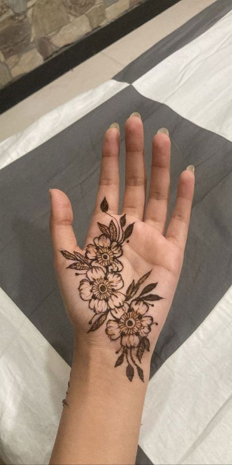 Short Mehndi Design, Cute Henna Designs, Henna Style Tattoos, Front Mehndi Design, Simple Mehendi Designs, Floral Henna Designs, Tato Henna, Henna Tattoo Designs Hand, Simple Henna Tattoo