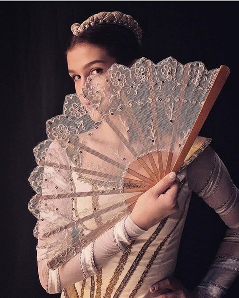 Love this! Hand Fan Photoshoot, Handfan Ideas, Hand Fan Aesthetic, 1900s Aesthetic, Paper Hand Fans, Fashion Terminology, Fan Tattoo, Antique Fans, Pirate Fashion