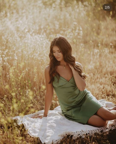 Outdoor Photoshoot Inspiration, Senior Photography Poses, Photography Inspiration Portrait, Creative Portrait Photography, Family Picture Outfits, Women's Portrait Photography, Outdoor Photoshoot, Portrait Photography Poses, Photoshoot Inspo