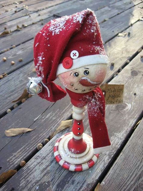 Painted candy cane Snowman from wood candlestick....cute craft idea Candlestick Christmas, Red And White Christmas, Snowman Christmas Decorations, 12 December, Snowman Decorations, Craft Show Ideas, Snowman Crafts, Cute Snowman, Winter Crafts