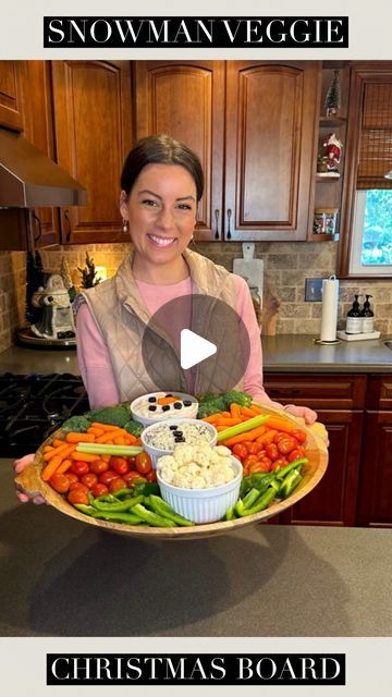 Tara Panasiuk on Instagram: "Snowman Charcuterie Veggie Tray ☃️ Comment “SNOWMAN” for the tray and dishes used here 🖤

We made this last year for a holiday party and it was so well loved amongst the guests! You can set out your favorite veggies and dips, snowman style 🤗🎄 

Hope you enjoy!

#christmasfood #christmasvibes #christmasideas #entertainingathome" Snowman Vegetable Tray, Snowman Veggie Tray, Snowman Charcuterie, Cheese Snowman, Holiday Party Food Appetizers, Crudités Platter, Santa Veggie Tray, Veggie Dips, Vegetable Trays