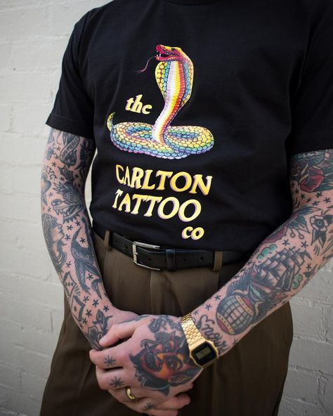 Tattoo Artist Outfit, Tattoo Fashion Clothing, Tattoo Merch, Outfit Retro, Tattoo Clothing, Artist Outfit, Art Shirts, Tattoo Artist, Creative Fashion