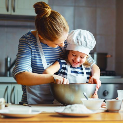 ¿Quién dijo que la cocina era aburrida? Pasar un rato delicioso a la par que divertido con tus hijos es posible. Deja que por un día sean ellos los que cocinen... Kid Chef, Birthday Cakes For Her, Global Cuisine, Foto Baby, Fun Family Activities, Best Mother, Cooking With Kids, Family Activities, A Mother