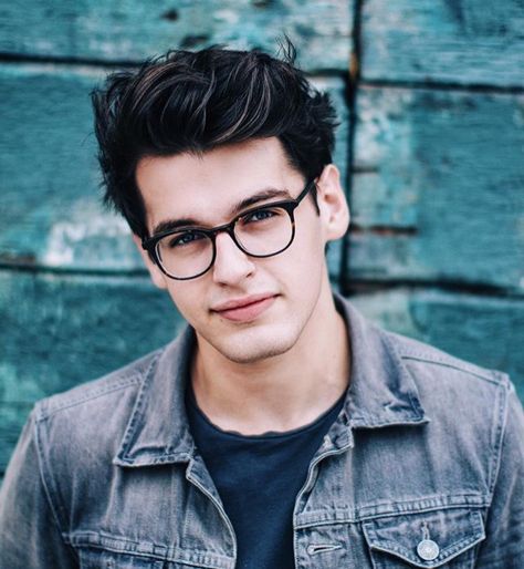 Óculos de grau Blake Steven, Mens Eye Glasses, Rock Hairstyles, Mens Glasses Fashion, Men Photography, Fashion Eye Glasses, Corte De Cabelo Masculino, Stylish Glasses, Portrait Photography Poses