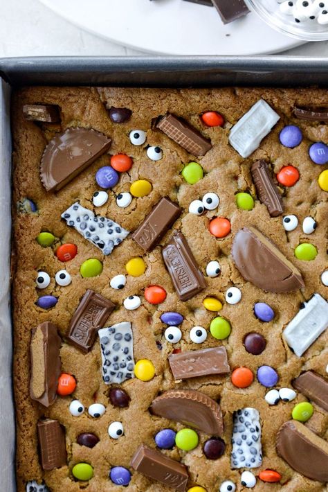 Halloween Candy Cookie Bars Candy Cookie Bars, Halloween Candy Cookies, Homemade Cookie Dough, Halloween Candy Bar, Candy Bar Cookies, Leftover Halloween Candy, Halloween Bar, Peanut Butter Candy, Halloween Food Treats