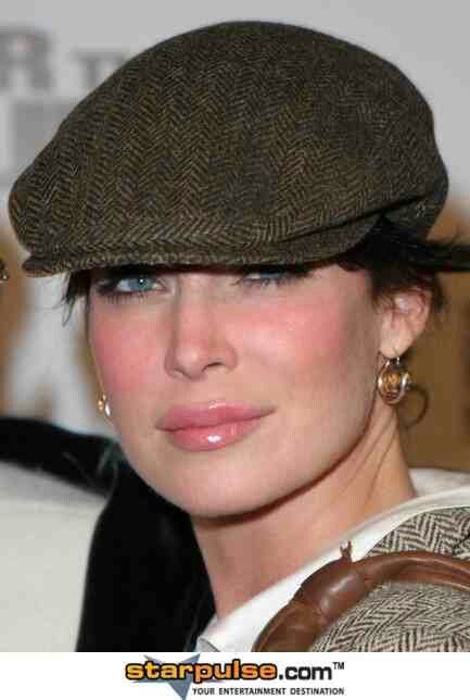 Lara Flynn Boyle was married two times once to John Patrick Dee lll from 1996 to 1998 and Donald Ray Thomas 2006 to present Newsboy Hat Outfit, Mode Style Anglais, Lara Flynn Boyle, Countryside Fashion, Waxed Cotton Jacket, Moda Chic, Kate Middleton Style, Love Hat, News Boy Hat