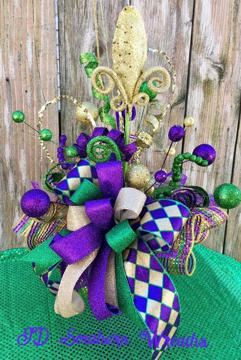 Carnival Centerpiece, Carnival Centerpieces, Mardi Gras Christmas, Mardi Gras Diy, Mardi Gras Wreaths, Mardi Grad, Mardi Gras Party Ideas, Carnival Decor, Mardi Gras Birthday