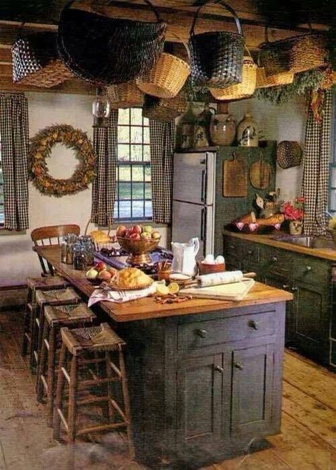 Dapur Rustic, Primitive Country Kitchen, Casa Hobbit, Primitive Homes, Prim Decor, Country Kitchen Decor, Primitive Kitchen, Cozy Kitchen, Primitive Decorating Country