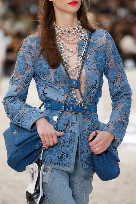 CHANEL RTW SS 2019 #Chanel #ChanelByTheSea #ChanelSpringSummer 2019 #SS19 #KarlLagerfeld | Visit espritdegabrielle.com L'héritage de Coco Chanel #espritdegabrielle Haute Couture Style, Mode Kimono, Mode Chanel, Gaun Fashion, Denim Outfits, Fashion Design Collection, Chanel Couture, Mode Boho, Couture Mode