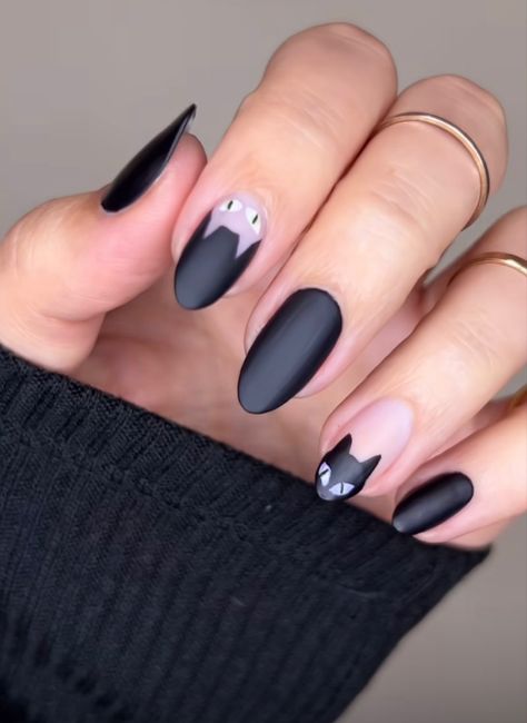 Simple Black Cat Nails, Easy Cat Nail Art, Elegant Nails Ideas Classy, Nails With Cat Designs, Cat Inspired Nails, Kitty Nails Design, Cat Nail Ideas, Black Cat Nails, Ongles Halloween