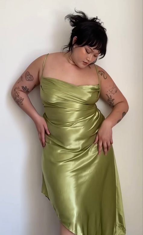 Prom Dress Green, Plus Size Posing, Holloween Nails, Plus Size Party, Plus Size Party Dresses, Foto Poses, Party Gown, Green Prom Dress, Mode Inspo