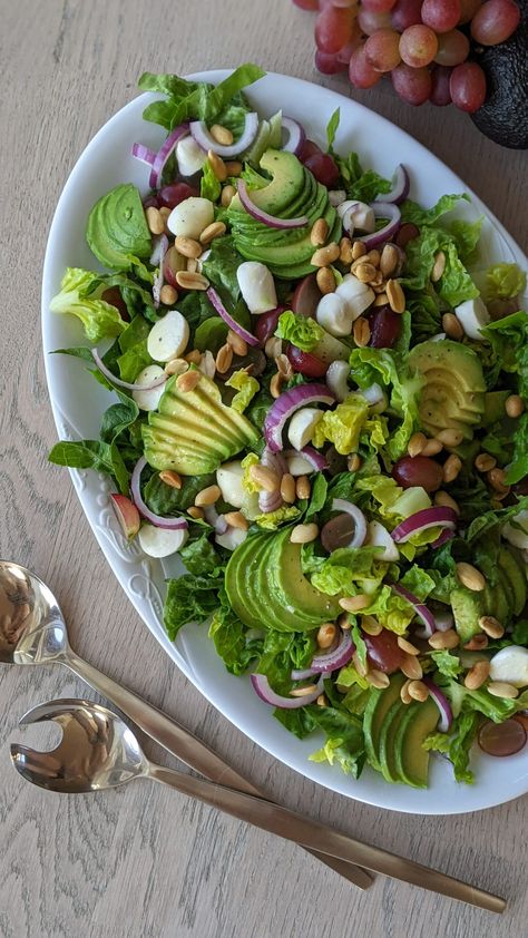 Sommer Salat M. Druer, Avocado, Mozzarella & Peanuts - FoodComa Hygge Food, Sommer Mad, Mozzarella Salad, Dinner Is Served, Dinner Time, Food Inspiration, Mozzarella, Avocado, Dinner Recipes