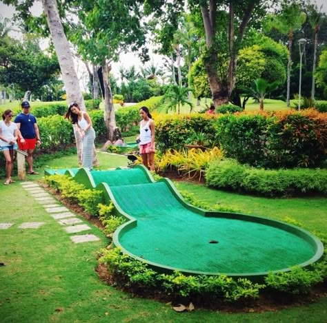 Depending on how much time you have, you can always try a little putt putt. Backyard Mini Golf Course, Mini Putt, Putt Putt Golf, Fun Backyard, Golf Hotel, Crazy Golf, Miniature Golf Course, Mini Golf Course, Best Golf Courses