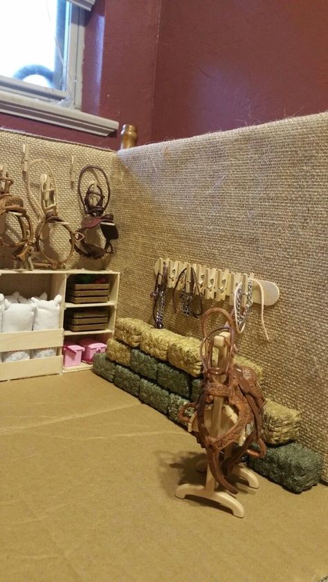 Schleich Horse Storage Ideas, Schleich Diy Stables, Diy Schleich Horse Stuff, Schleich Diy Ideas, Miniature Horse Barn, Schleich Toys, Diy Horse Toys, Mini Horse Tack, Schleich Horses Stable