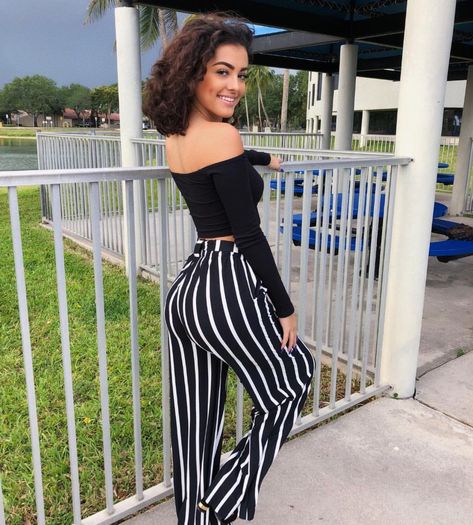 Malu trevejo Malu Trevejo Outfits, Malu Trevejo, Avatar 3d, Pinterest Outfits, Pinterest Fashion, Striped Pants, Spring Summer Outfits, Outfits Casuales, Look Cool