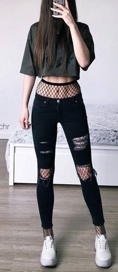 Mode Harajuku, Black Fishnet Tights, Ripped Jeans Outfit, Casual Party Outfit, Black Ripped Jeans, Rock Punk, Fishnet Tights, Crop Top Outfits, White Crop