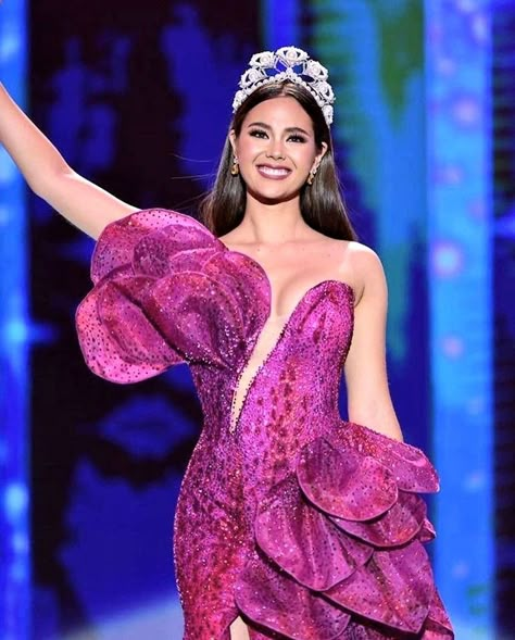 Winning Pageant Gowns, Miss Universe Outfits, Miss Universe 2001, Amanda Dudamel, Catriona Gray Miss Universe, Wedding Pops, High Fashion Gowns, Miss Universe Dresses, Pageant Aesthetic