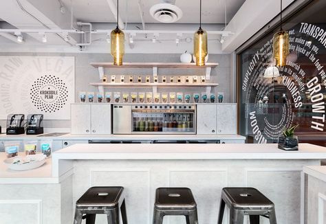 Glass Pendant Lighting Entices Customers into Modern Juice Bar Bistro Cafe Design, Gym Snack Bar, Snack Bar Design, Nautical Bar, Niche Modern, Juice Bar Design, Smoothie Shop, Café Design, Healthy Bars