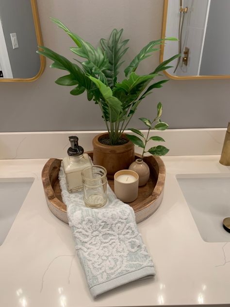 Bathroom Corner Counter Decor, Sage Green Bathroom Decor Ideas, Bathroom Counter Styling, Tan Bathroom Decor, Bathroom Counter Decor Ideas, Tropical Bathroom Decor, Bathroom Plants Decor, Earthy Bathroom, Neutral Bathroom Decor