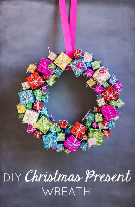 Create this gorgeous Christmas wreath with inexpensive present ornaments from the craft store! Diy Christmas Presents, Gift Wreath, Christmas Wreaths Diy Easy, Deco Nature, Wreath Designs, Christmas Wreaths Diy, Diy Christmas Tree, Wreath Crafts, Decorations Ideas