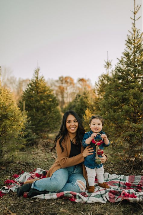 Outdoor Christmas Photoshoot Family, Christmas Outdoor Mini Session Ideas, Holiday Minis Outdoor, Outdoors Christmas Photoshoot, Christmas Indoor Mini Sessions, Diy Christmas Tree Farm Pictures, Christmas Minis Outdoor Setup, Hot Cocoa Mini Session Photo Shoot, Holiday Photoshoot Outdoor