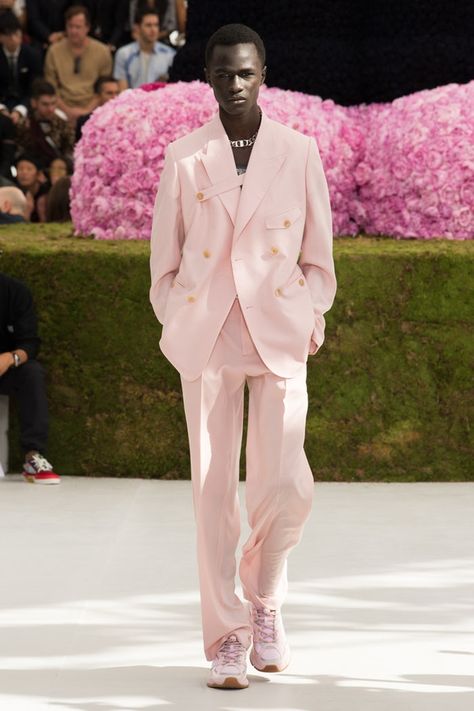 Dior Homme | Menswear - Spring 2019 Groomsmen Tuxedos, Prom Suits For Men, Dior Men, Men Dior, Man Blazer, Moda Paris, Stylish Mens Fashion, Male Fashion Trends, Pink Suit