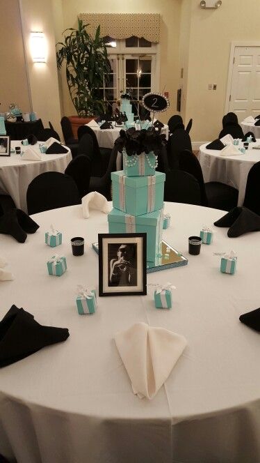 Breakfast at Tiffany table set up. With box Center pieces for Quince, wedding, shower or birthday party Tiffanys Party Ideas, Tiffany Theme Party, Breakfast At Tiffanys Party Ideas, Tiffany Blue Party, Tiffany Birthday Party, Party Breakfast, Brunch Table Setting, Senior Party, Tiffany Birthday