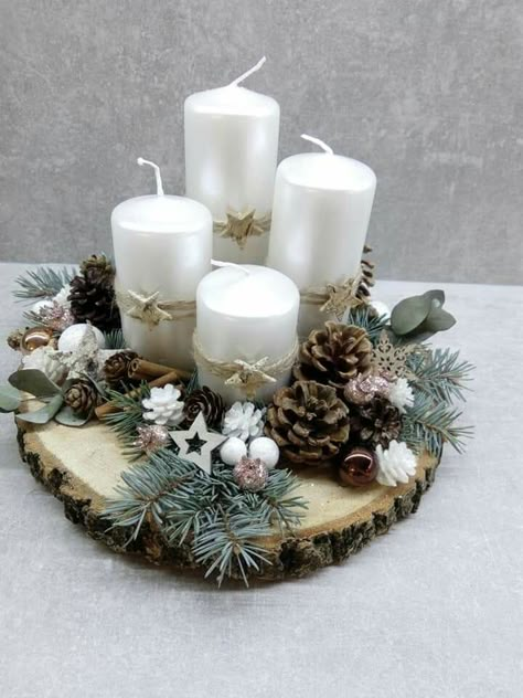 Advent Table Centerpiece, Advent Wreath Diy, Xmas Centerpieces, Christmas Advent Wreath, Christmas Candle Decorations, Christmas Flower Arrangements, Pink Stuff, Diy Christmas Wreaths, Christmas Centerpieces Diy