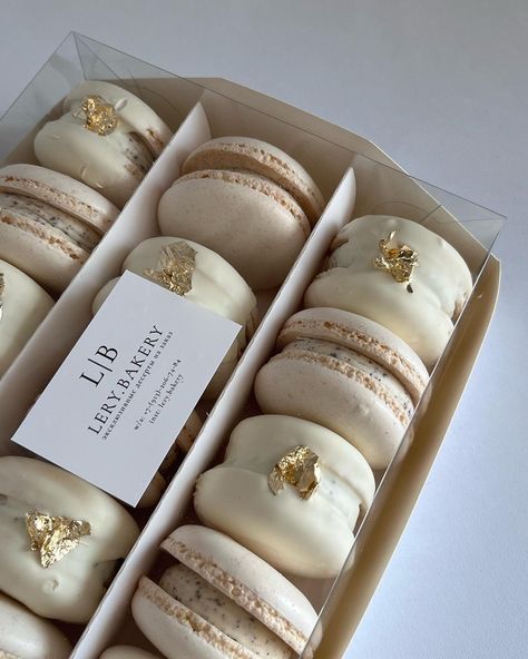 Wedding Macaroons, Macaroons Wedding, Soft Brown Aesthetic, Gold Macarons, Macaron Boxes, Candy Bouquet Diy, Dessert Presentation, Bakery Desserts, Candy Bouquet