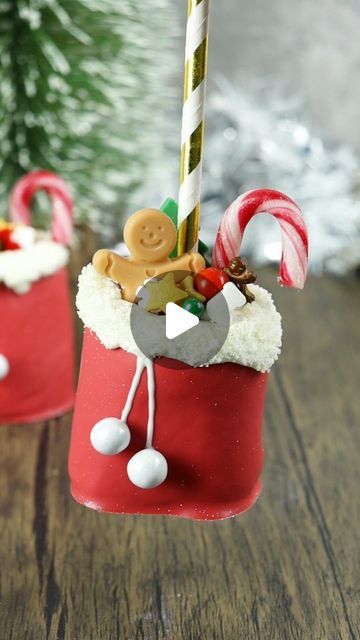 Liz Nicolaou on Instagram: "Santa's Sack Marshmallows 🎅 The ONE time when misshaped Marshmallows come in handy! 🤣 I used ground coconut mixed with fancy sprinkles prism powder to create the fur lining. Place desiccated coconut in a coffee grinder and then mix in prism powder 😁 All tools used in my amazon storefront - link in bio 🥰 #dippedmarshmallows #marshmallowtreats #holidaytreats #treatmaker #santa" Marshmallow Christmas Tree, Marshmallow Santa, Christmas Marshmallows, Marshmallow Christmas, Marshmallow Dip, Fancy Sprinkles, Desiccated Coconut, Marshmallow Treats, Santa Sack