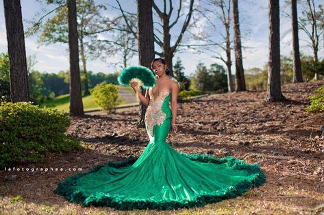 Green Prom Dresses Black Women, Prom Dresses Hairstyles, Prom 2k23, Grade 8 Grad Dresses, Emerald Green Prom, Cute Wedding Dresses, Dresses Emerald Green, Custom Made Prom Dress, Emerald Green Prom Dress