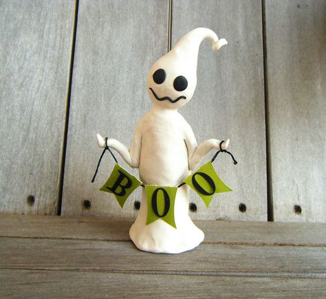 ghost figurine Polymer Halloween, Clay Ghost, Clay Snowman, Fimo Ideas, Clay Halloween, Polymer Clay Halloween, Halloween Clay, Diy Xmas Gifts, Adornos Halloween