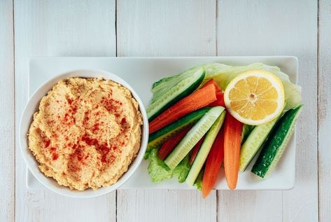 white platter filled with cut vegetables and bowl of hummus for dipping. Easy Beach Snacks, Healthy Beach Snacks, Salad Appetizer Cups, Banana Apple Smoothie, Beach Snacks, Mango Pineapple Smoothie, Hummus Ingredients, Best Vegetables, Healthy Snacks To Make