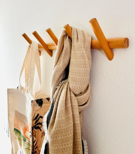 Flynt Ave. Modern 5-Hook Wooden Coat Rack, Decorative Wall Hooks for Bags Purse, Heavy Duty, Sturdy, Natural Oak, Easy to Install Holds up to 7lbs for Each Hook, Wall Mounted Hooks Description and features Elevate your space with the Hertiage Wall Rack. This elegant rack features five sturdy hooks and beautiful wooden pegs, offering ample space for your coats, hats, and robes. Crafted from high-quality wood, it combines durability with a timeless design that enhances any decor. Easy to assemble and versatile in its use, this classic hanger is perfect for keeping your space organized and clutter-free. Its sleek, modern aesthetic effortlessly blends with both contemporary and traditional interiors. Modern solution for an entryway or bedroom - This coat rack features five durable hooks, desig Coat Rack Wall Mount, Wooden Coat Rack, Wall Mounted Hooks, Decorative Wall Hooks, Wall Rack, Hook Wall, Coat Rack Wall, Storage Hooks, Space Organizer