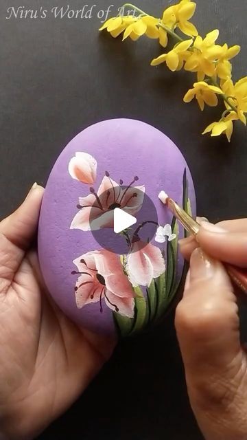 Pebble Art Painting, Flowers On Stones, Stone Painting Flower, Floral Rock Painting Ideas, Stone Painting Scenery, Pebble Painting Flowers, Flower Art Drawing, Pebble Art, Stone Painting