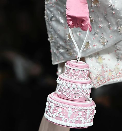 Moschino on Instagram: “Moschino Milano Fall Winter 2020 cake handbag #moschino @itsjeremyscott #itbag #mfw #moschinofashionshow” Moschino Cake, Moschino 2020, Moschino Fashion Show, Three Tier Cake, Cake Bag, Pink Cake, Pretty Bags, Marie Antoinette, Tiered Cakes