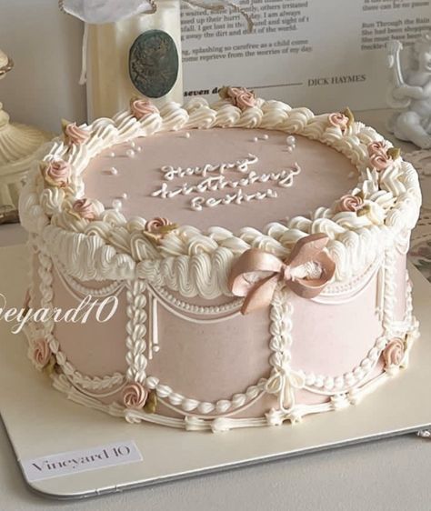 Antique Birthday Cake, Vintage Flower Cake, Victorian Cake, Pink Vintage Birthday Cake, Simple Vintage Cake Pink, Coquette Cake, Cake Designs Coquette, Vintage Style Cake, Vintage Cakes