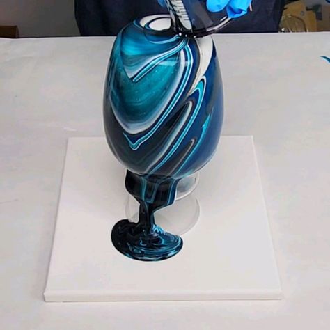 Paint Pour On Glass Vase, Mixed Media Girl Acrylic Pour, Paint Pouring On Glass Vase, Painting Vases Diy Ideas, Painting Vases, Diy Painted Vases, Faux Paint Finishes, Resin Vase, Acrylic Vase