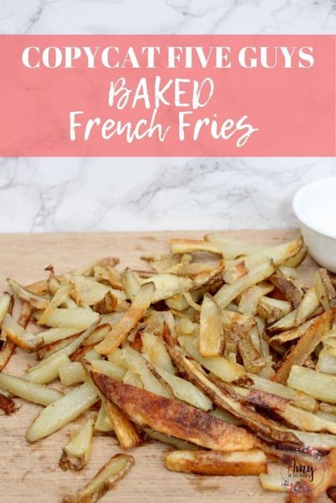 The best baked french fries! Secret tips for making oven baked french fries crispy and delicious! #bakedfrenchfries #ovenfries #frenchfries #fiveguys #copycatrecipe #bakedfries #homemadefrenchfries #summerfood Oven Baked French Fries, Baked French Fries, Perfect French Fries, Homemade French Fries, Baby Fat, Baked Fries, Cast Iron Recipes, Five Guys, Cheesy Potatoes