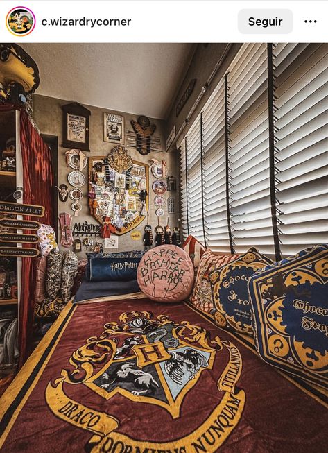 Harry Potter Inspired Bedroom, Harry Potter Rooms, Harry Potter Interior, Hogwarts Interior, Harry Potter Themed Bedroom, Goth Houses, Dream Bedroom Inspiration, Harry Potter Bedroom, Themed Cafes