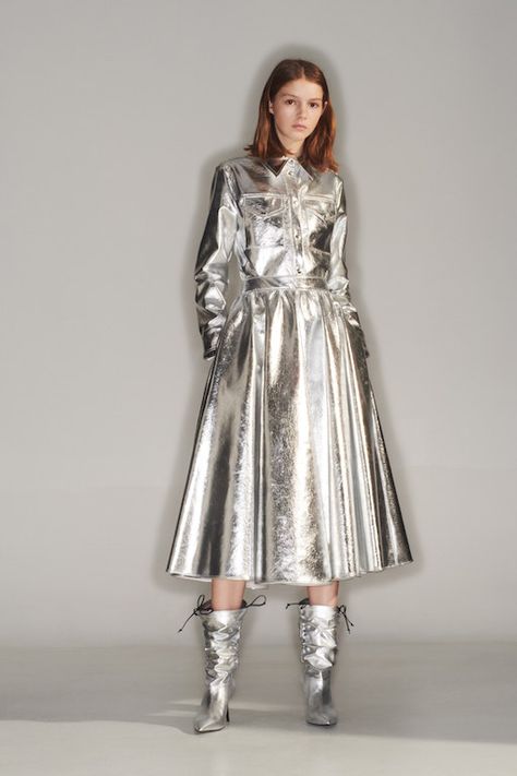 MSGM Pre-Fall 2019 Womenswear Collection – Milan  #msgm #pf19 #prefall2019 #milan #mfw Metallic Outfit, Metallic Fashion, Edgy Dress, Silver Outfits, Glitter Fashion, Fall Fashion Trends Women, Women Fashion Edgy, Outfit Party, Metal Clothing