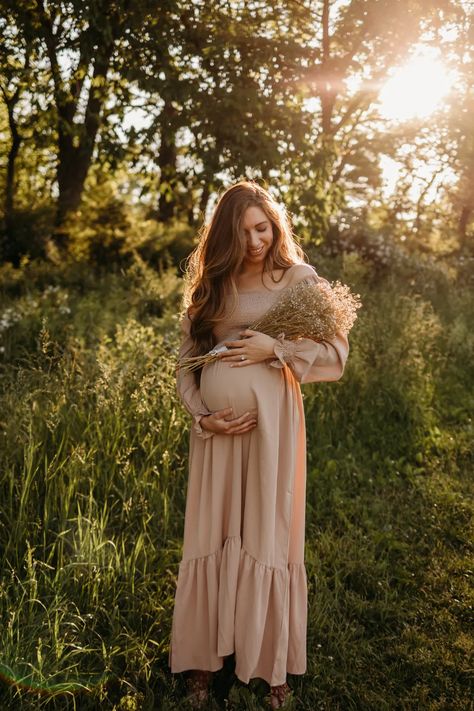 What to Wear For Maternity Photos | Our Golden Hour Session, Maternity Photo Outfit Inspiration, Maternity Photo Theme Ideas, Outdoor Maternity Photos, Boho Flowy Dress Maternity Photos, Simple Maternity Photoshoot Maternity Photo Dresses, Sunflower Field Photoshoot, Maternity Shoot Dresses, Boho Maternity Photos, Summer Maternity Photos, Fall Maternity Photos, Fall Maternity Outfits, Outdoor Maternity Photos, Maternity Photo Outfits