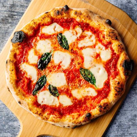 Margherita Pizza Classic Pizza Dough Recipe, Margherita Pizza Recipe, Pizza Oven Recipes, Pizza Margarita, Margarita Pizza, Kreative Snacks, Pizza Chef, Artisan Pizza, Pizza Sauce Homemade