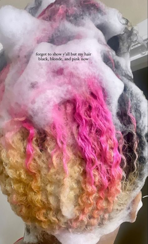 Curly Colored Hair, Adore Hair Dye, Dyed Curly Hair, Best Hair Dye, Girl Hair Colors, Peekaboo Hair, Hair Color Streaks, Quick Natural Hair Styles, Hair Dyes